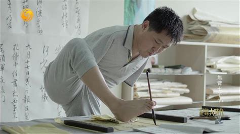 石晓华在生活上是残疾人，但残缺的肢体并未破坏他在艺术上的健全_凤凰网视频_凤凰网