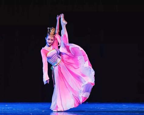 新疆舞蹈独舞《大板城的姑娘》柔美民族舞蹈视频