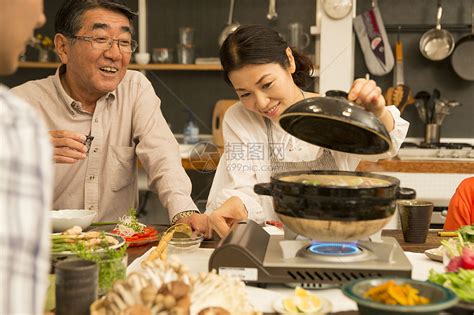 吃火锅的一家人高清图片下载-正版图片502049413-摄图网