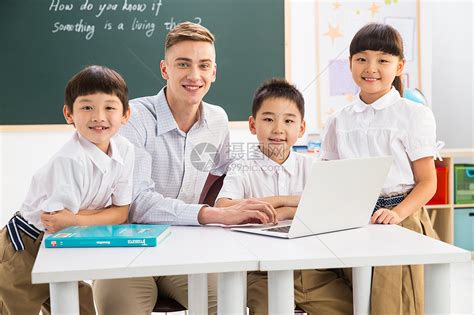 电脑互联网信心教师和小学生在教室里高清图片下载-正版图片501933171-摄图网