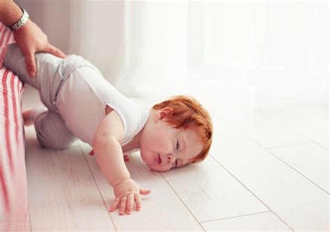 婴儿从床上摔下来后脑勺着地（宝宝从床上摔下来后脑勺着地要做什么检查）-幼儿百科-魔术铺