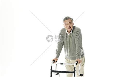 护工搀扶行动不便的老年人上楼梯高清图片下载-正版图片502005282-摄图网