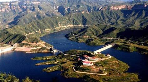 龙王塘水库与山峰山脉高清图片下载_红动中国