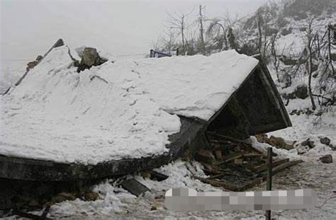 大雪压塌房屋，通山民警徒步两小时救出被困老人！
