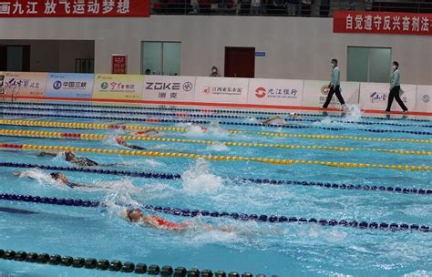 一个亚洲男孩在游泳池的水下玩耍和游泳视频素材_ID:VCG42N1359206190-VCG.COM
