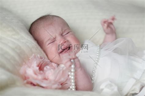 刚出生的女婴高清摄影大图-千库网