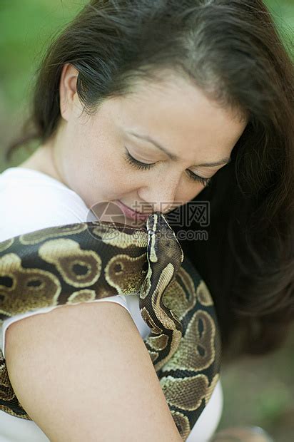 耍蛇的女人高清图片下载-正版图片501507036-摄图网