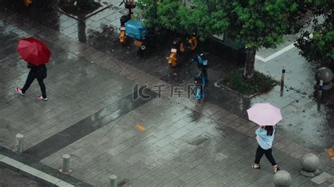 雨中撑伞的行人下大雨雨天场景实拍高清摄影大图-千库网