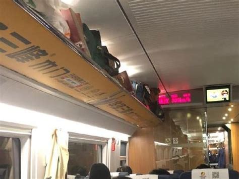 哈尔滨开往大连高铁上一小伙脱鞋晒脚味道刺鼻 列车员没制止|列车员|高铁|哈尔滨_新浪新闻