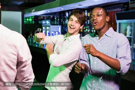 光效果动态动作东亚青年男女在酒吧跳舞高清图片下载-正版图片501944662-摄图网
