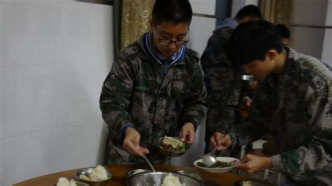 各国部队食堂大PK，咱们中国解放军堪称舌尖上的美食|食堂|部队|伙食_新浪新闻