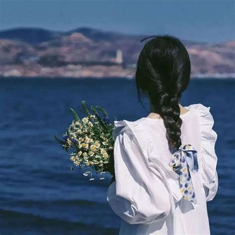 古风头像新郎手捧花女生
