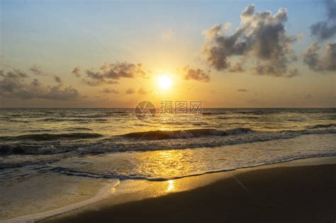 热带沙滩上美丽的日出海滩上阳高清图片下载-正版图片505320140-摄图网