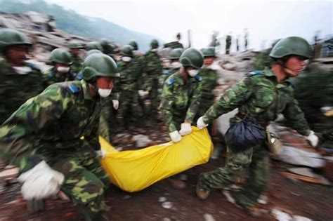 奋勇逆行 鏖战洪魔——解放军和武警部队抗洪救灾影像 - 中国军网