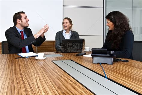 秘书电脑三名工作人员在一次办公室会议期间享受一个笑话在次办公会议中助理高清图片下载-正版图片307721564-摄图网