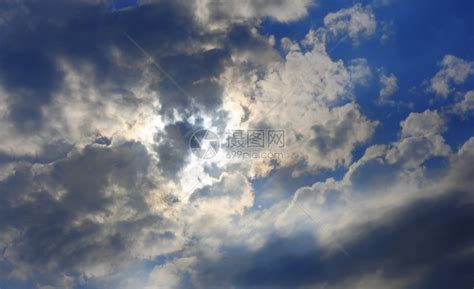 蓝天厚云和后面的太阳自然云景户外高清图片下载-正版图片307510840-摄图网