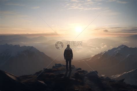 站在山顶上的人看向远方高清图片下载-正版图片600195473-摄图网