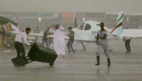 居民表示，随着风速加快，沙尘覆盖了迪拜部分地区。
