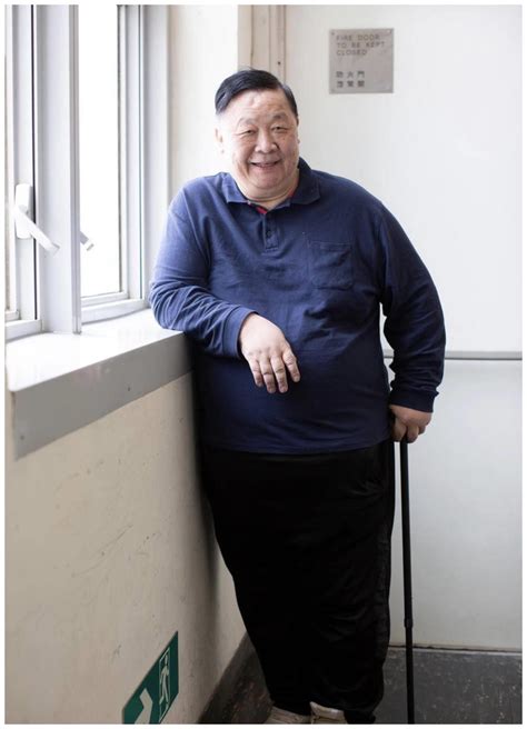 74岁TVB绿叶秦煌近况曝光，满头白发身形清减，自曝已减肥30公斤