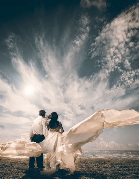新婚夫妇图片-一对新婚夫妇新郎新年站在热带海滩上素材-高清图片-摄影照片-寻图免费打包下载