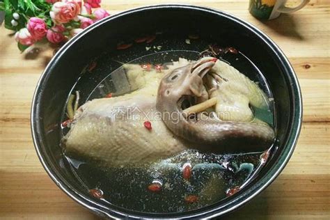 清炖整只鸡的做法_菜谱_香哈网