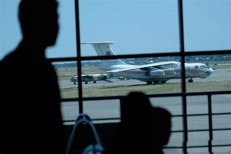 因疫情航班减少，澎湖返台民众睡在机场外，岛内网友：台湾真是落后！