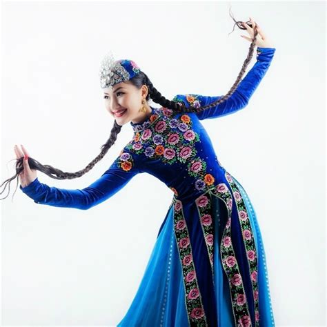 新疆味说唱，活泼风女孩！维族舞《葡萄架下的篝火》