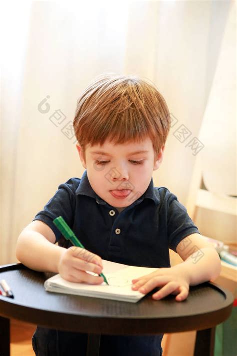 男孩绘画时拿着笔的手高清图片下载-正版图片501883941-摄图网