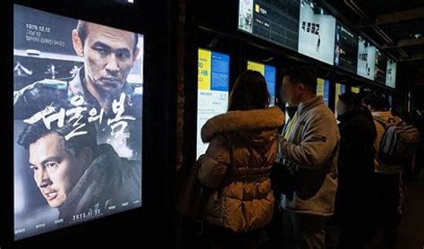 《首尔之春》登顶韩国票房排行榜……|首尔之春_新浪新闻