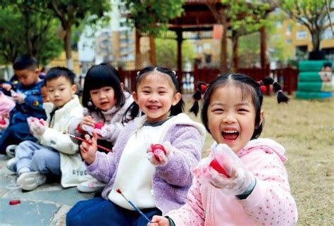 2月21日，贵州黔东南苗族侗族自治州从江县，大地幼儿园开展“二月二·龙抬头”主题民俗活动，小朋友们展示自己的彩蛋作品。