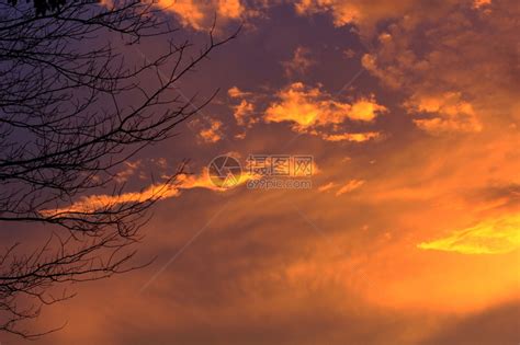 易燃烧的云彩日落活力高清图片下载-正版图片307885653-摄图网