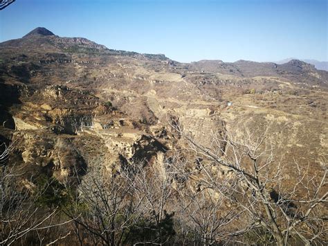 北京房山的上方山峰峦叠嶂，山里的香椿、黄精、拐枣被称为“三宝”