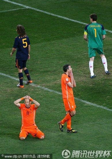 2010年世界杯决赛，伊涅斯塔绝杀荷兰，感觉整个球门都在颤动