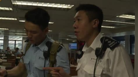 湘视频·目击香港丨南区民众自发慰问警察：阿sir，加油！ - 国内动态 - 华声新闻 - 华声在线