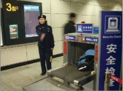 上海地铁安检全面升级 武警站岗逢包必检