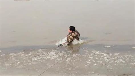 北展后湖多人玩野冰落水，众人冰上手拉手营救_北京日报网