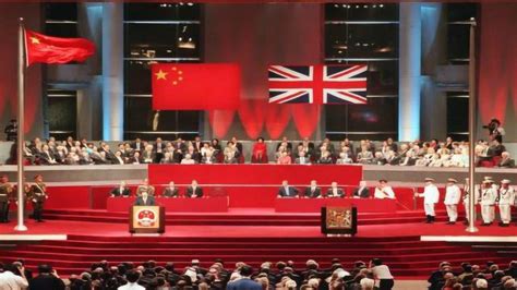1997年全校师生在大礼堂前庆祝香港回归祖国-清华校友总会
