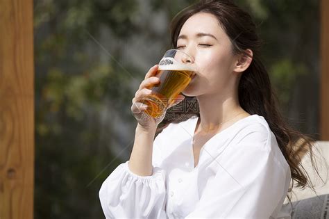 喝啤酒的年轻女子高清图片下载-正版图片502333245-摄图网