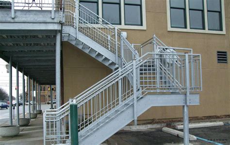 通道扶手与楼梯扶手有区别，消防安全通道内的扶手应该装在哪边？