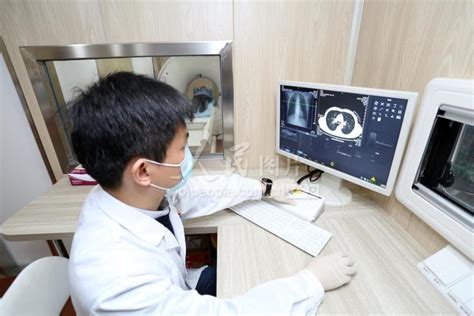 浙江绍兴：人工智能筛查肺癌-人民图片网