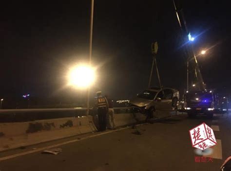 武汉三环线发生惊险车祸 轿车失控骑上桥面护栏_手机新浪网