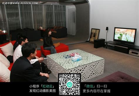 客厅里坐在沙发上看电视的人图片免费下载_红动中国