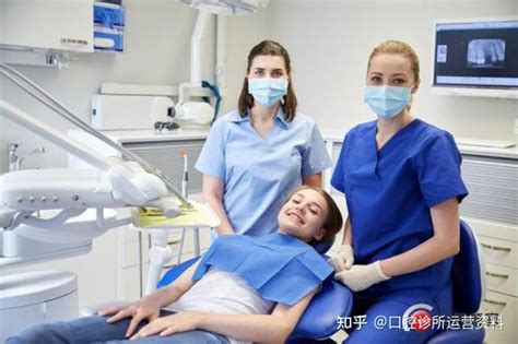人,医学,口腔医学保健牙医的手与牙科镜子检查病人女孩的牙齿诊所高清图片下载-正版图片300574025-摄图网