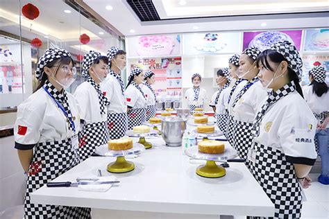蛋糕学徒要学多久出师 什么时候能学会_学西点_陕西新东方烹饪学校