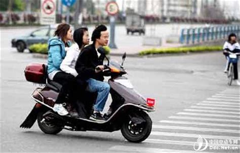 男子骑电动车带女友盗窃，得手后相拥亲吻庆祝_凤凰网视频_凤凰网