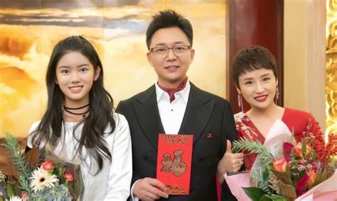 带着儿子再婚的演员刘奕君，中年得女后，父子俩一起将她宠成公主 | 人物集