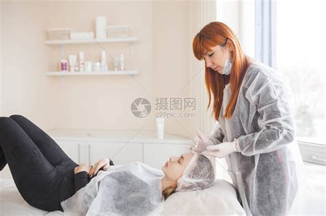 大师为她的客户做整容手术皮肤护理治疗做面部护高清图片下载-正版图片504358073-摄图网