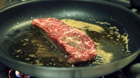 网红“无火牛排”制作过程，果然不用火和电，切开瞬间满满的肉汁