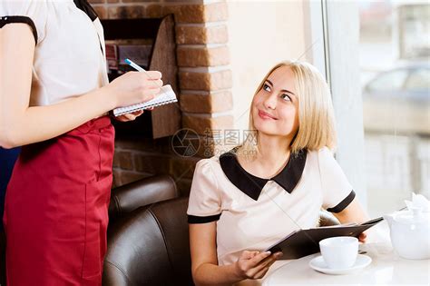 咖啡馆的女人轻迷人的女人餐馆点菜高清图片下载-正版图片300350150-摄图网