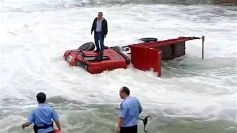 卡车过桥被洪水冲入河中侧翻，司机爬上车门求救_凤凰网视频_凤凰网